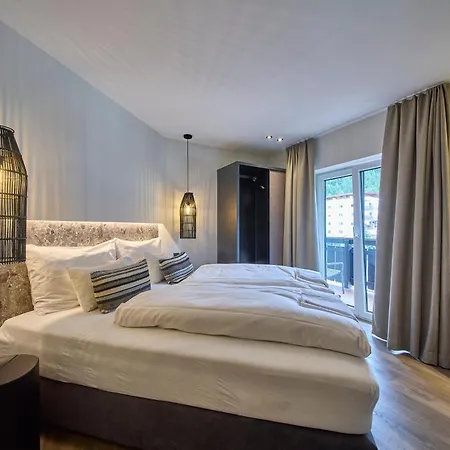 The Poolhouse Boutique Lodge *