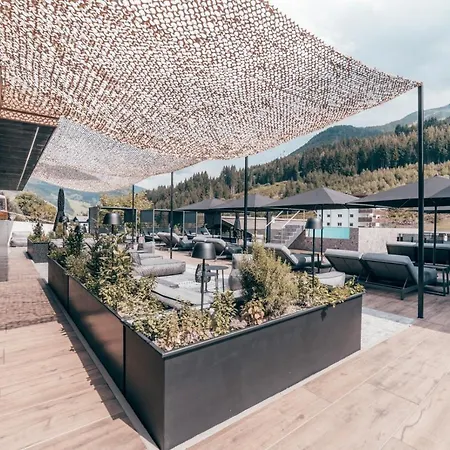 The Poolhouse Boutique Lodge *