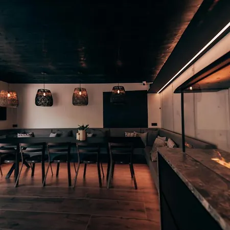 The Poolhouse Boutique Lodge *
