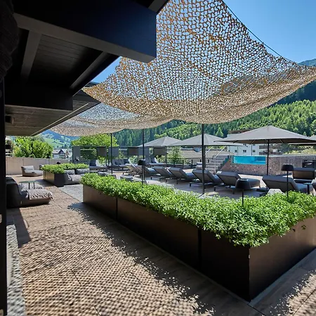 The Poolhouse Boutique Lodge *